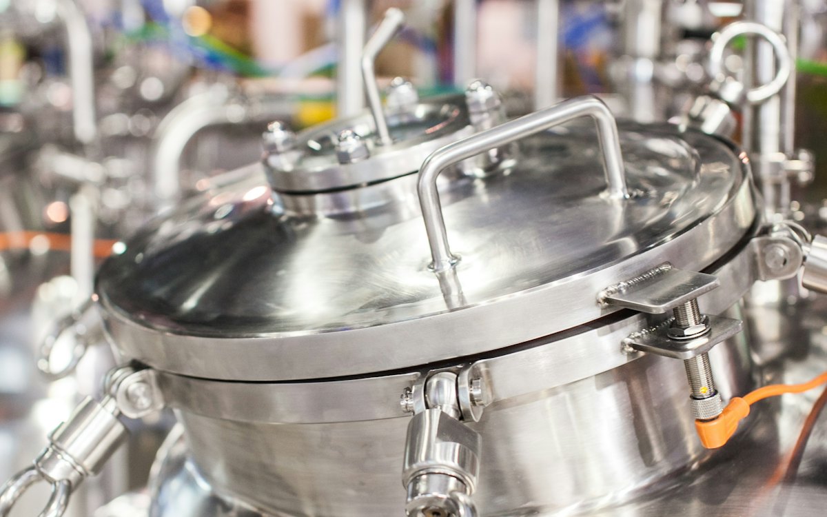 Stainless-steel process vessel with a sealed hatch